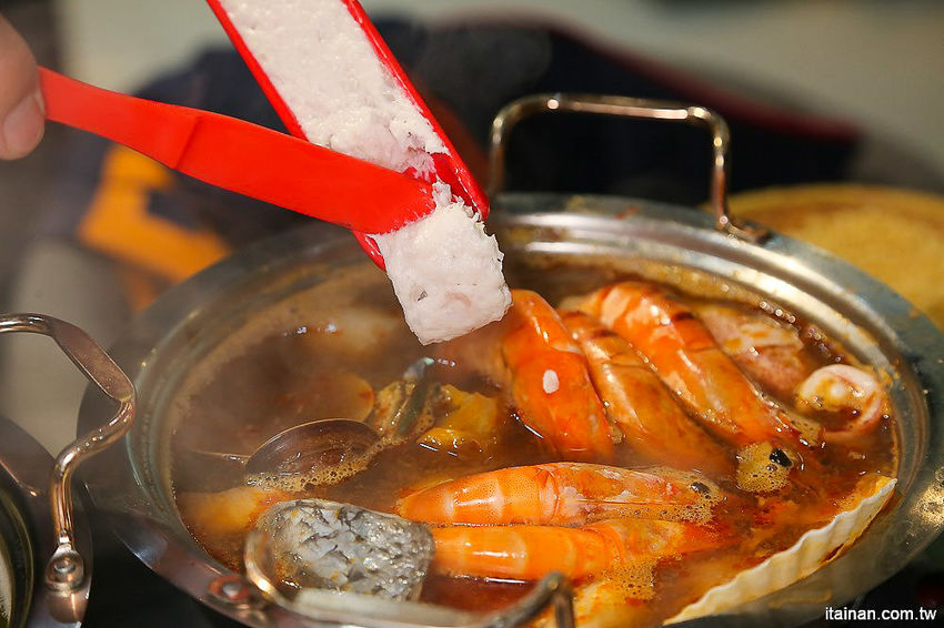 台南北區美食火鍋｜用愛與新鮮蔬果熬煮湯底的『丞恬鍋物 hot pot』雙人套餐海陸全餐都吃的到還有霸氣海鮮船，飲料霜淇淋無限供應! - 台南好Food遊