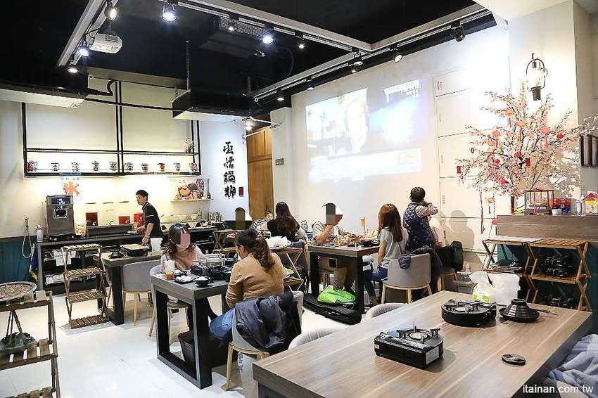 台南北區美食火鍋｜用愛與新鮮蔬果熬煮湯底的『丞恬鍋物 hot pot』雙人套餐海陸全餐都吃的到還有霸氣海鮮船，飲料霜淇淋無限供應! - 台南好Food遊