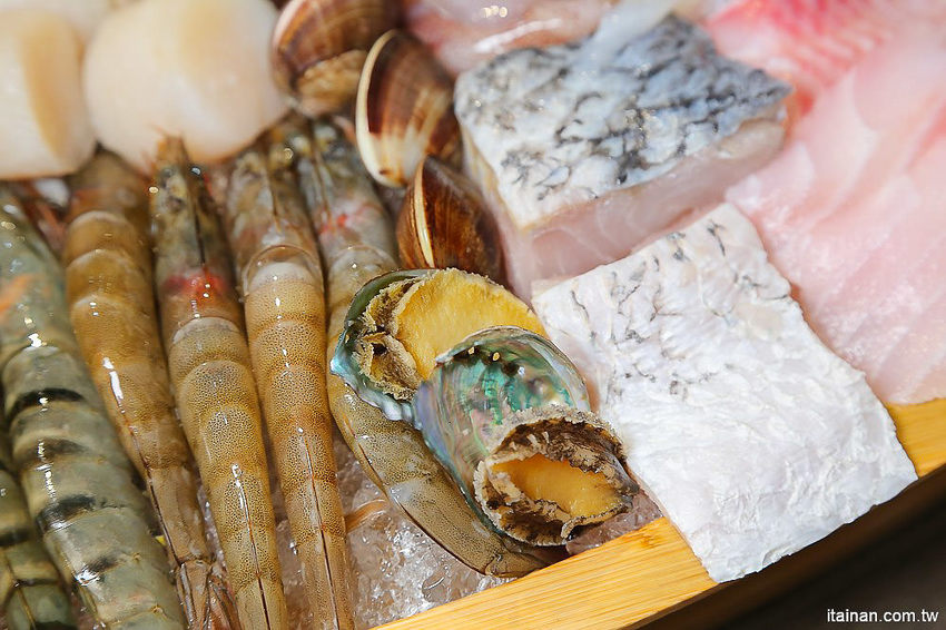 台南北區美食火鍋｜用愛與新鮮蔬果熬煮湯底的『丞恬鍋物 hot pot』雙人套餐海陸全餐都吃的到還有霸氣海鮮船，飲料霜淇淋無限供應! - 台南好Food遊