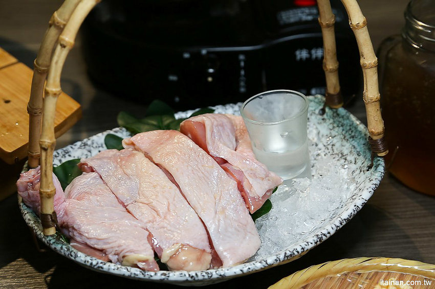 台南北區美食火鍋｜用愛與新鮮蔬果熬煮湯底的『丞恬鍋物 hot pot』雙人套餐海陸全餐都吃的到還有霸氣海鮮船，飲料霜淇淋無限供應! - 台南好Food遊