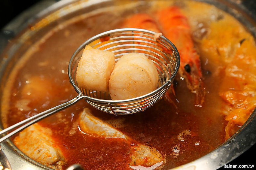 台南北區美食火鍋｜用愛與新鮮蔬果熬煮湯底的『丞恬鍋物 hot pot』雙人套餐海陸全餐都吃的到還有霸氣海鮮船，飲料霜淇淋無限供應! - 台南好Food遊