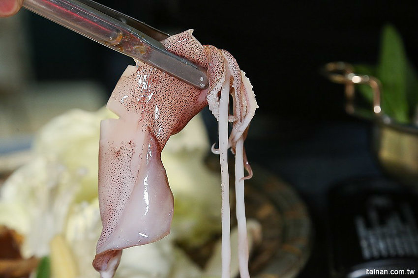 台南北區美食火鍋｜用愛與新鮮蔬果熬煮湯底的『丞恬鍋物 hot pot』雙人套餐海陸全餐都吃的到還有霸氣海鮮船，飲料霜淇淋無限供應! - 台南好Food遊