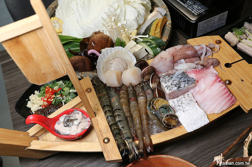 台南北區美食火鍋｜用愛與新鮮蔬果熬煮湯底的『丞恬鍋物 hot pot』雙人套餐海陸全餐都吃的到還有霸氣海鮮船，飲料霜淇淋無限供應! - 台南好Food遊
