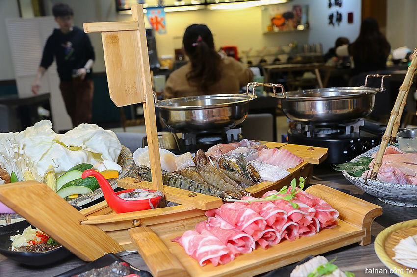台南北區美食火鍋｜用愛與新鮮蔬果熬煮湯底的『丞恬鍋物 hot pot』雙人套餐海陸全餐都吃的到還有霸氣海鮮船，飲料霜淇淋無限供應! - 台南好Food遊