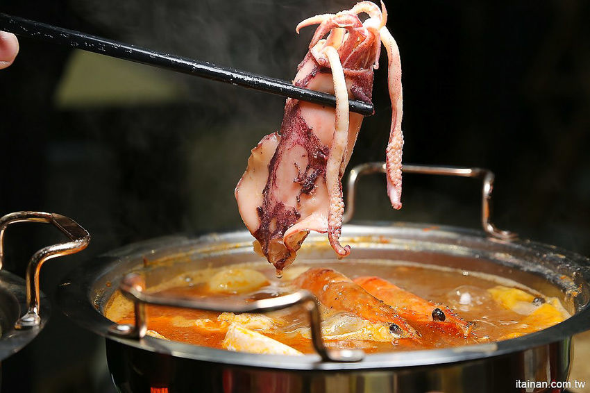 台南北區美食火鍋｜用愛與新鮮蔬果熬煮湯底的『丞恬鍋物 hot pot』雙人套餐海陸全餐都吃的到還有霸氣海鮮船，飲料霜淇淋無限供應! - 台南好Food遊