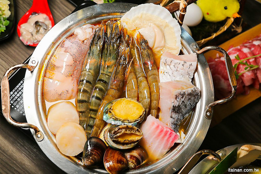 台南北區美食火鍋｜用愛與新鮮蔬果熬煮湯底的『丞恬鍋物 hot pot』雙人套餐海陸全餐都吃的到還有霸氣海鮮船，飲料霜淇淋無限供應! - 台南好Food遊