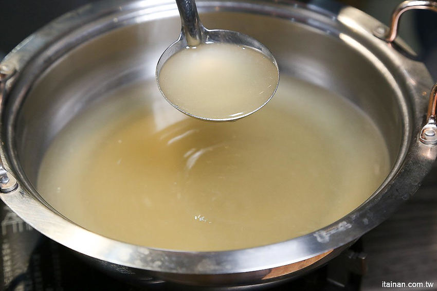 台南北區美食火鍋｜用愛與新鮮蔬果熬煮湯底的『丞恬鍋物 hot pot』雙人套餐海陸全餐都吃的到還有霸氣海鮮船，飲料霜淇淋無限供應! - 台南好Food遊