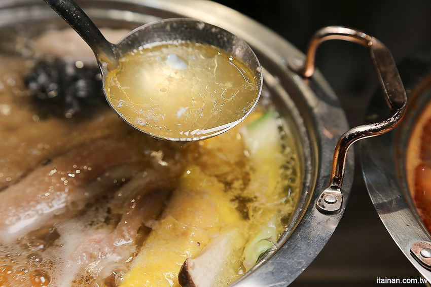 台南北區美食火鍋｜用愛與新鮮蔬果熬煮湯底的『丞恬鍋物 hot pot』雙人套餐海陸全餐都吃的到還有霸氣海鮮船，飲料霜淇淋無限供應! - 台南好Food遊