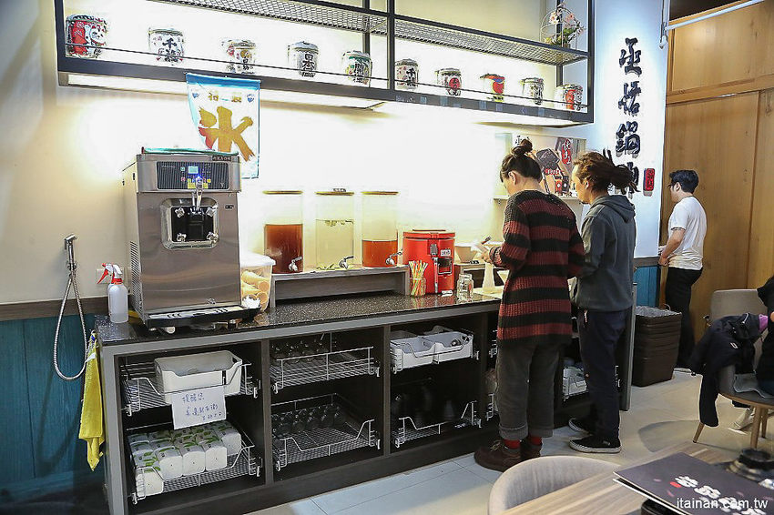 台南北區美食火鍋｜用愛與新鮮蔬果熬煮湯底的『丞恬鍋物 hot pot』雙人套餐海陸全餐都吃的到還有霸氣海鮮船，飲料霜淇淋無限供應! - 台南好Food遊