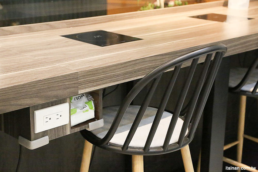 台南北區美食火鍋｜用愛與新鮮蔬果熬煮湯底的『丞恬鍋物 hot pot』雙人套餐海陸全餐都吃的到還有霸氣海鮮船，飲料霜淇淋無限供應! - 台南好Food遊