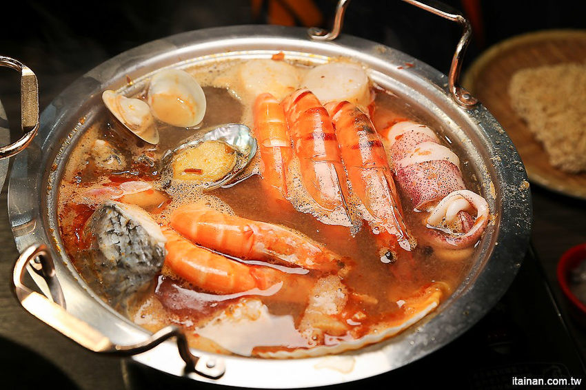 台南北區美食火鍋｜用愛與新鮮蔬果熬煮湯底的『丞恬鍋物 hot pot』雙人套餐海陸全餐都吃的到還有霸氣海鮮船，飲料霜淇淋無限供應! - 台南好Food遊