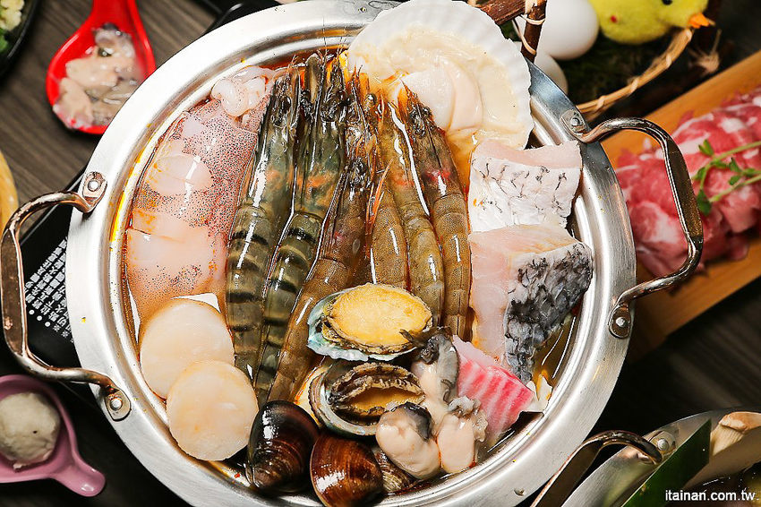 台南北區美食火鍋｜用愛與新鮮蔬果熬煮湯底的『丞恬鍋物 hot pot』雙人套餐海陸全餐都吃的到還有霸氣海鮮船，飲料霜淇淋無限供應! - 台南好Food遊