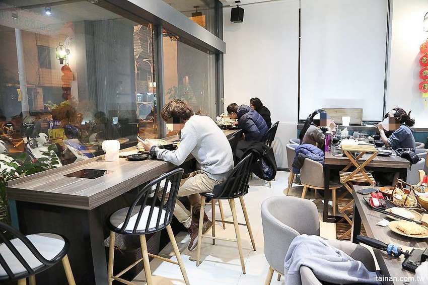 台南北區美食火鍋｜用愛與新鮮蔬果熬煮湯底的『丞恬鍋物 hot pot』雙人套餐海陸全餐都吃的到還有霸氣海鮮船，飲料霜淇淋無限供應! - 台南好Food遊