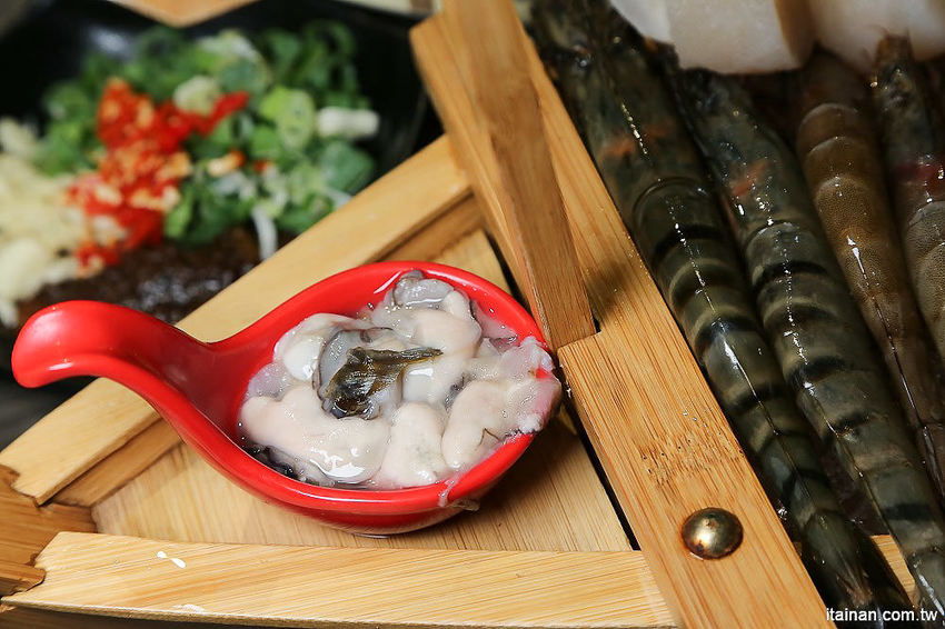 台南北區美食火鍋｜用愛與新鮮蔬果熬煮湯底的『丞恬鍋物 hot pot』雙人套餐海陸全餐都吃的到還有霸氣海鮮船，飲料霜淇淋無限供應! - 台南好Food遊