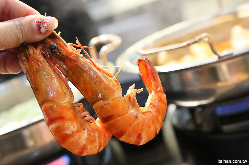 台南北區美食火鍋｜用愛與新鮮蔬果熬煮湯底的『丞恬鍋物 hot pot』雙人套餐海陸全餐都吃的到還有霸氣海鮮船，飲料霜淇淋無限供應! - 台南好Food遊