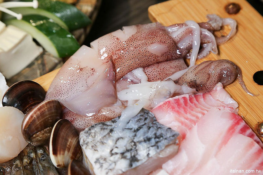 台南北區美食火鍋｜用愛與新鮮蔬果熬煮湯底的『丞恬鍋物 hot pot』雙人套餐海陸全餐都吃的到還有霸氣海鮮船，飲料霜淇淋無限供應! - 台南好Food遊