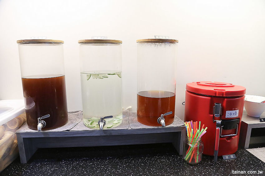 台南北區美食火鍋｜用愛與新鮮蔬果熬煮湯底的『丞恬鍋物 hot pot』雙人套餐海陸全餐都吃的到還有霸氣海鮮船，飲料霜淇淋無限供應! - 台南好Food遊