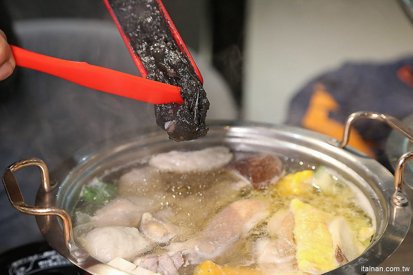 台南北區美食火鍋｜用愛與新鮮蔬果熬煮湯底的『丞恬鍋物 hot pot』雙人套餐海陸全餐都吃的到還有霸氣海鮮船，飲料霜淇淋無限供應! - 台南好Food遊