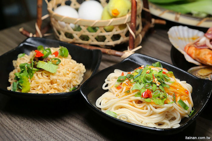 台南北區美食火鍋｜用愛與新鮮蔬果熬煮湯底的『丞恬鍋物 hot pot』雙人套餐海陸全餐都吃的到還有霸氣海鮮船，飲料霜淇淋無限供應! - 台南好Food遊