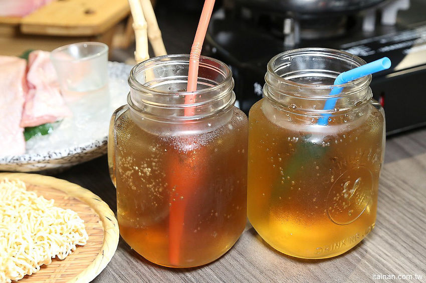 台南北區美食火鍋｜用愛與新鮮蔬果熬煮湯底的『丞恬鍋物 hot pot』雙人套餐海陸全餐都吃的到還有霸氣海鮮船，飲料霜淇淋無限供應! - 台南好Food遊