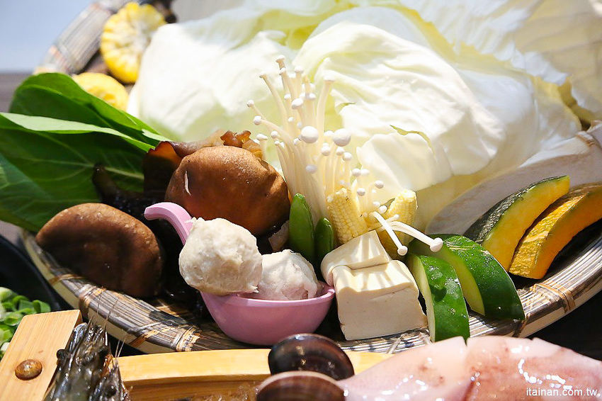 台南北區美食火鍋｜用愛與新鮮蔬果熬煮湯底的『丞恬鍋物 hot pot』雙人套餐海陸全餐都吃的到還有霸氣海鮮船，飲料霜淇淋無限供應! - 台南好Food遊