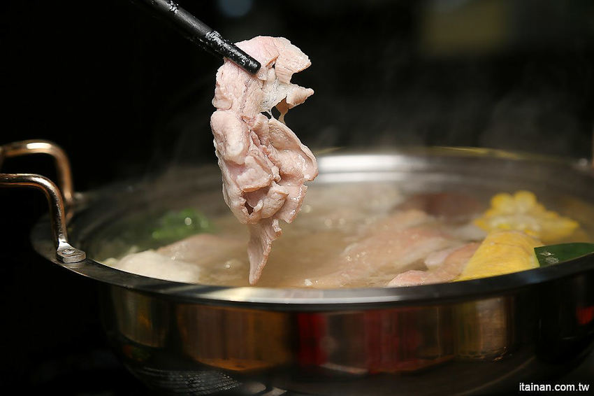 台南北區美食火鍋｜用愛與新鮮蔬果熬煮湯底的『丞恬鍋物 hot pot』雙人套餐海陸全餐都吃的到還有霸氣海鮮船，飲料霜淇淋無限供應! - 台南好Food遊