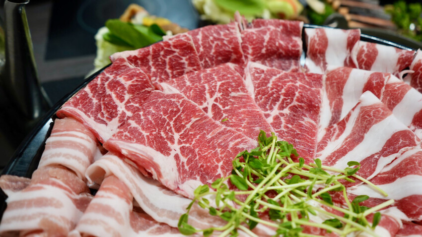 [林口美食] 熟度精緻鍋物 林口中正店｜高CP值浮誇大肉盤／必點棉花糖叻沙湯＆熔岩瀑布起司牛奶鍋！