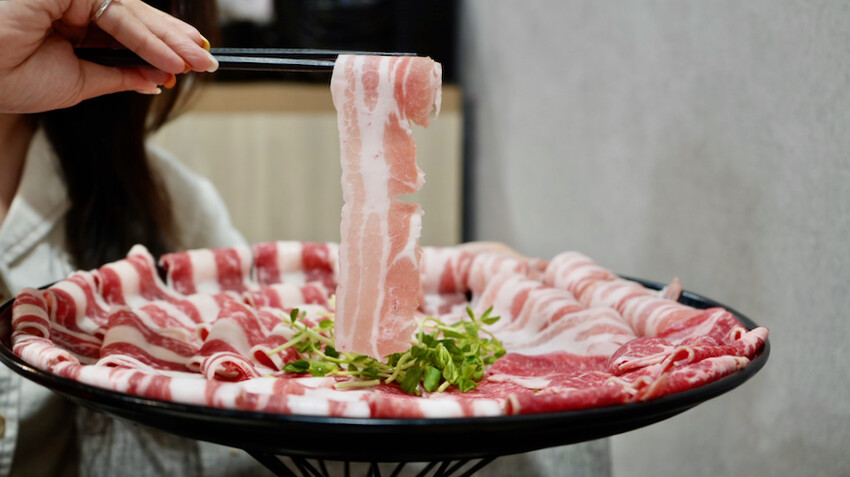 [林口美食] 熟度精緻鍋物 林口中正店｜高CP值浮誇大肉盤／必點棉花糖叻沙湯＆熔岩瀑布起司牛奶鍋！