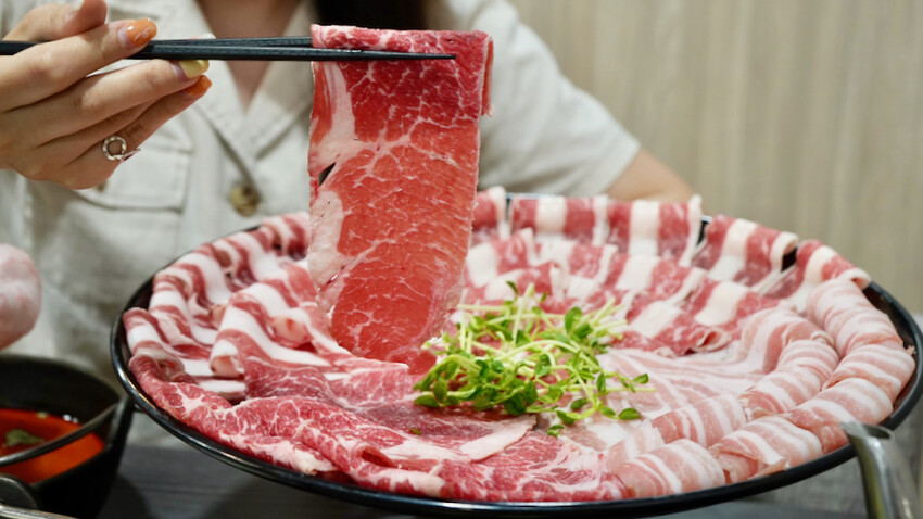 [林口美食] 熟度精緻鍋物 林口中正店｜高CP值浮誇大肉盤／必點棉花糖叻沙湯＆熔岩瀑布起司牛奶鍋！