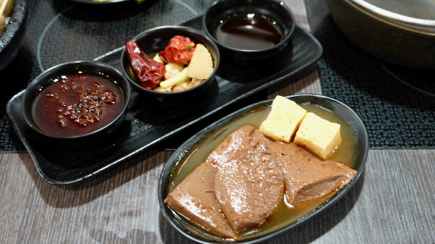 [林口美食] 熟度精緻鍋物 林口中正店｜高CP值浮誇大肉盤／必點棉花糖叻沙湯＆熔岩瀑布起司牛奶鍋！