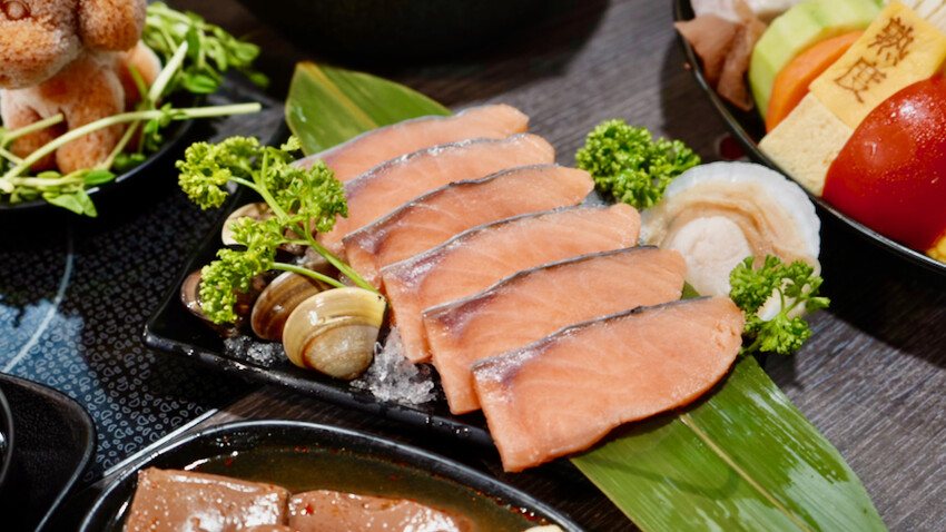 [林口美食] 熟度精緻鍋物 林口中正店｜高CP值浮誇大肉盤／必點棉花糖叻沙湯＆熔岩瀑布起司牛奶鍋！