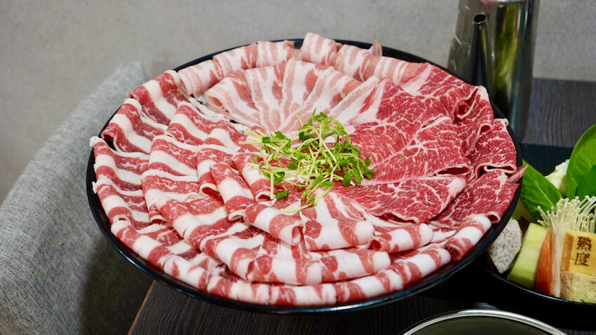 [林口美食] 熟度精緻鍋物 林口中正店｜高CP值浮誇大肉盤／必點棉花糖叻沙湯＆熔岩瀑布起司牛奶鍋！