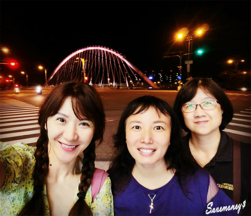 粉紅全家｜大坑情人橋對面便利商店,少女心噴發 - 達人Emily的播報台