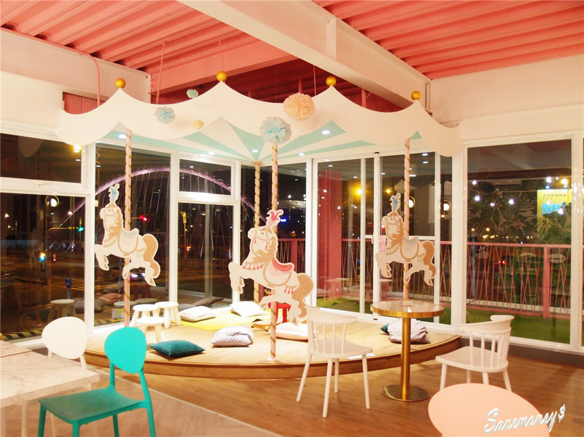 粉紅全家｜大坑情人橋對面便利商店,少女心噴發 - 達人Emily的播報台