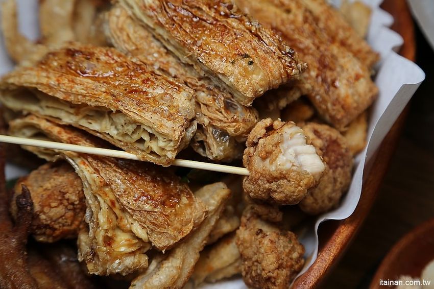 洪家回春堂鹽酥雞-台南崇德分堂~鹽酥雞也有網美店!中藥店裡吃鹽酥雞!!炸OREO、炸雞腳、炸湯圓你吃過了嗎? - 台南好Food遊