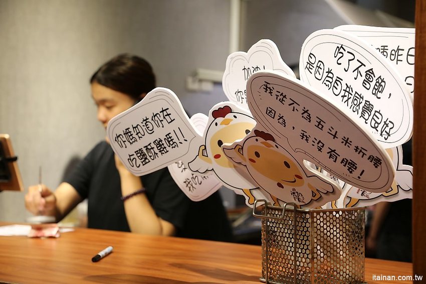 洪家回春堂鹽酥雞-台南崇德分堂~鹽酥雞也有網美店!中藥店裡吃鹽酥雞!!炸OREO、炸雞腳、炸湯圓你吃過了嗎? - 台南好Food遊