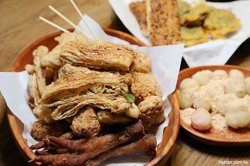 洪家回春堂鹽酥雞-台南崇德分堂~鹽酥雞也有網美店!中藥店裡吃鹽酥雞!!炸OREO、炸雞腳、炸湯圓你吃過了嗎? - 台南好Food遊