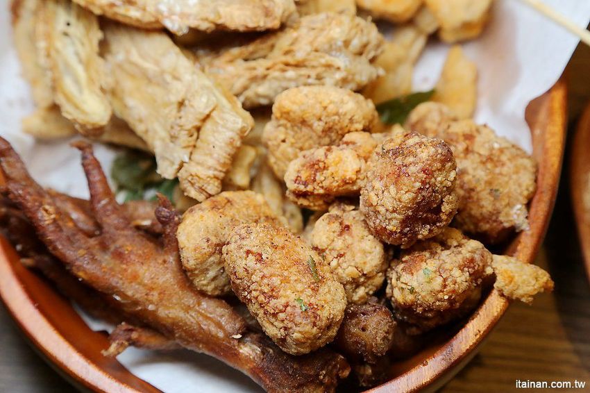 洪家回春堂鹽酥雞-台南崇德分堂~鹽酥雞也有網美店!中藥店裡吃鹽酥雞!!炸OREO、炸雞腳、炸湯圓你吃過了嗎? - 台南好Food遊