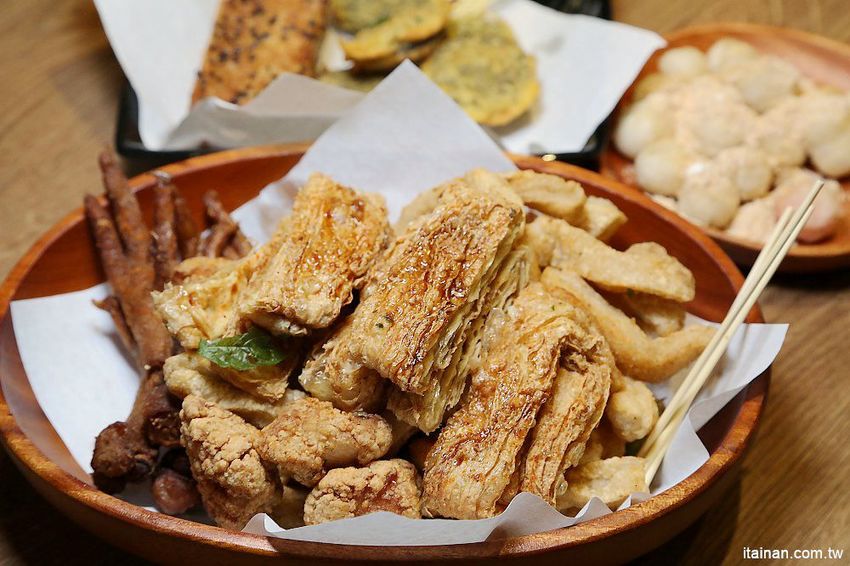 洪家回春堂鹽酥雞-台南崇德分堂~鹽酥雞也有網美店!中藥店裡吃鹽酥雞!!炸OREO、炸雞腳、炸湯圓你吃過了嗎? - 台南好Food遊