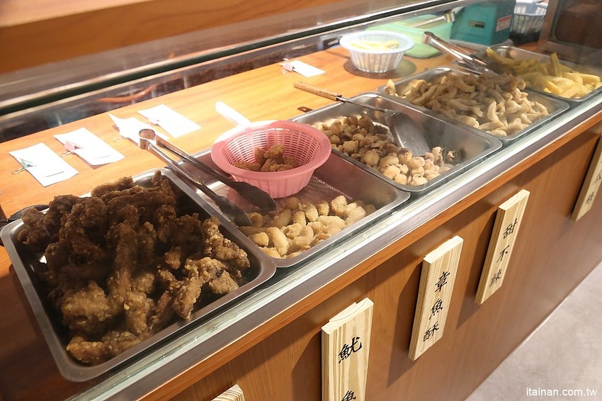 洪家回春堂鹽酥雞-台南崇德分堂~鹽酥雞也有網美店!中藥店裡吃鹽酥雞!!炸OREO、炸雞腳、炸湯圓你吃過了嗎? - 台南好Food遊