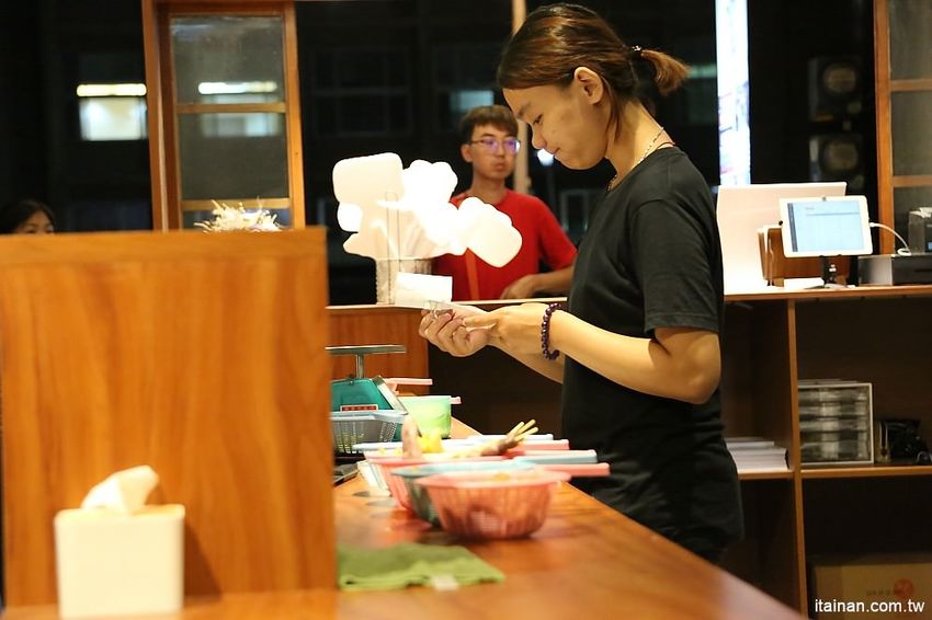 洪家回春堂鹽酥雞-台南崇德分堂~鹽酥雞也有網美店!中藥店裡吃鹽酥雞!!炸OREO、炸雞腳、炸湯圓你吃過了嗎? - 台南好Food遊