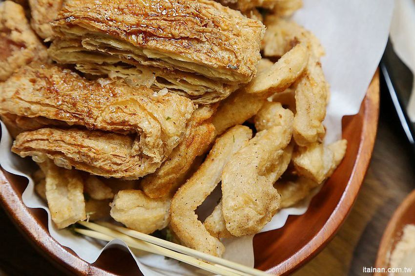 洪家回春堂鹽酥雞-台南崇德分堂~鹽酥雞也有網美店!中藥店裡吃鹽酥雞!!炸OREO、炸雞腳、炸湯圓你吃過了嗎? - 台南好Food遊