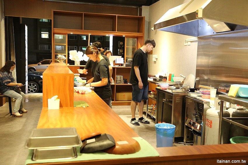 洪家回春堂鹽酥雞-台南崇德分堂~鹽酥雞也有網美店!中藥店裡吃鹽酥雞!!炸OREO、炸雞腳、炸湯圓你吃過了嗎? - 台南好Food遊