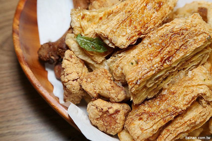 洪家回春堂鹽酥雞-台南崇德分堂~鹽酥雞也有網美店!中藥店裡吃鹽酥雞!!炸OREO、炸雞腳、炸湯圓你吃過了嗎? - 台南好Food遊