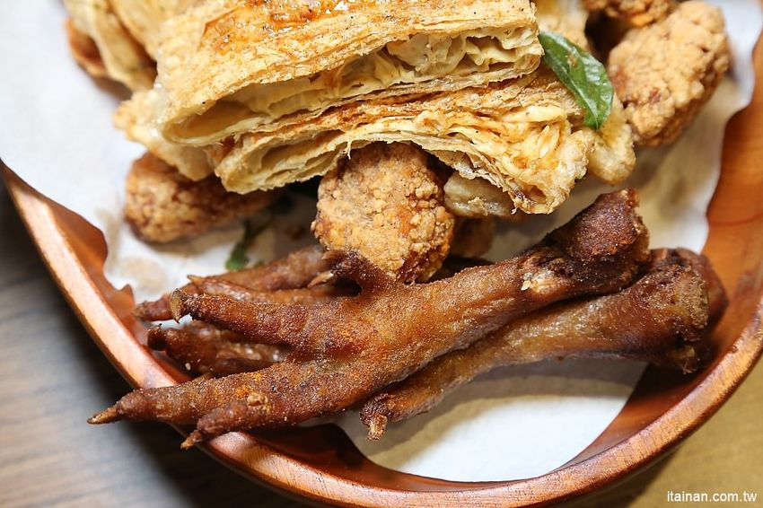 洪家回春堂鹽酥雞-台南崇德分堂~鹽酥雞也有網美店!中藥店裡吃鹽酥雞!!炸OREO、炸雞腳、炸湯圓你吃過了嗎? - 台南好Food遊