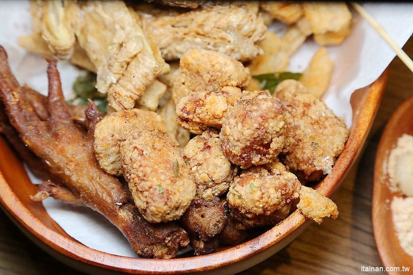 洪家回春堂鹽酥雞-台南崇德分堂~鹽酥雞也有網美店!中藥店裡吃鹽酥雞!!炸OREO、炸雞腳、炸湯圓你吃過了嗎? - 台南好Food遊