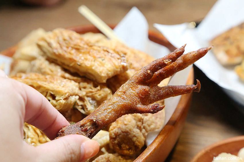 洪家回春堂鹽酥雞-台南崇德分堂~鹽酥雞也有網美店!中藥店裡吃鹽酥雞!!炸OREO、炸雞腳、炸湯圓你吃過了嗎? - 台南好Food遊