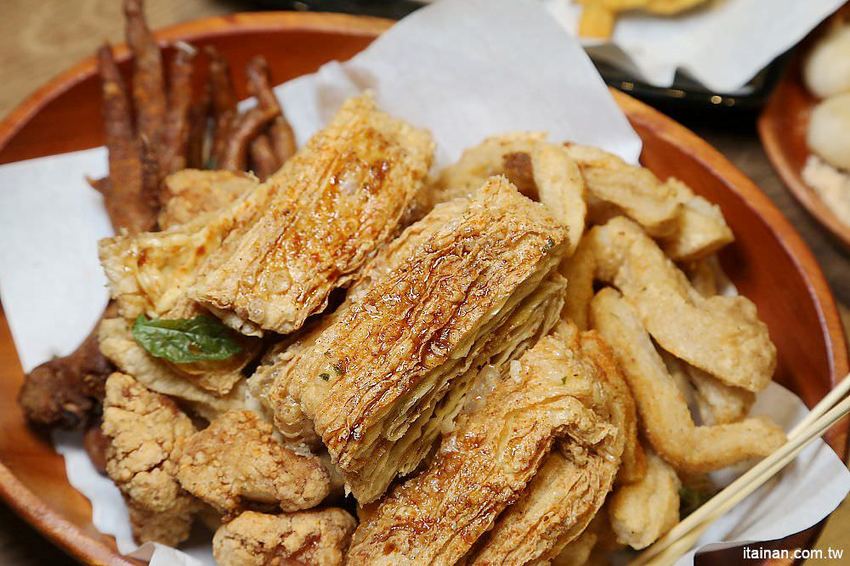 洪家回春堂鹽酥雞-台南崇德分堂~鹽酥雞也有網美店!中藥店裡吃鹽酥雞!!炸OREO、炸雞腳、炸湯圓你吃過了嗎? - 台南好Food遊