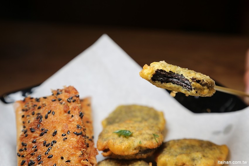 洪家回春堂鹽酥雞-台南崇德分堂~鹽酥雞也有網美店!中藥店裡吃鹽酥雞!!炸OREO、炸雞腳、炸湯圓你吃過了嗎? - 台南好Food遊