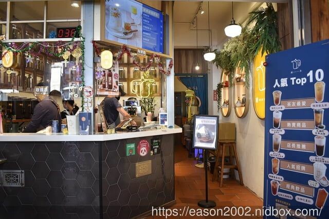 全台首創奶酥奶蓋 迪茶迪化店 | 大稻埕必喝手搖！全台第一家！可以喝的奶酥麵包搭配清爽四季春，經典四層口感超特別！ -  就是這樣。吃喝玩樂。愛漂亮部落格 - FashionGuide 華人時尚專業評